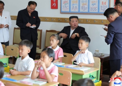 리설주도 못말린 애연가 김정은…딸 주애 손에 성냥갑, 초등생 교실에 재떨이
