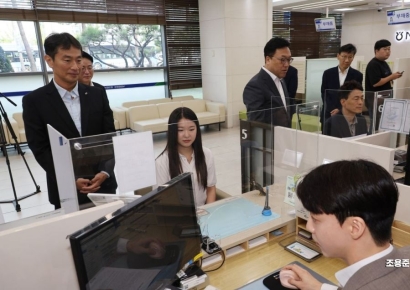 [포토] 영업장 둘러보는 김병환 위원장, 이복현 원장