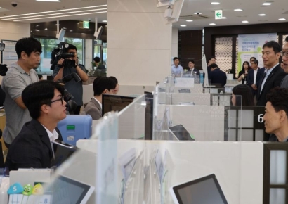 [포토] 여신거래 안심차단 영업장 둘러보는 김병환 위원장