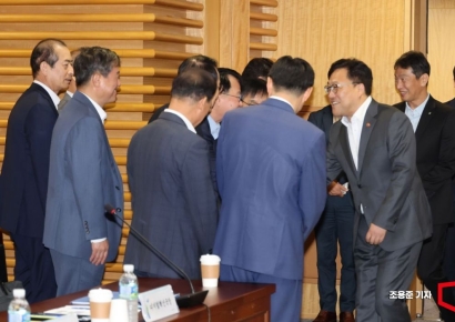 [포토] 금융협회장들과 인사하는 김병환 위원장