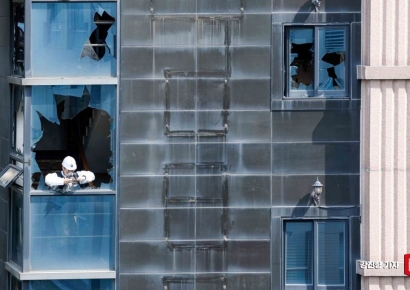 [포토] 화재현장 주변 살피는 과학수사대