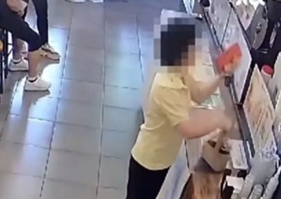 밖에서 커피 쏟고는 "다시 만들어달라" 카페서 생떼