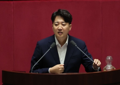 "집 튼튼히 지어야" vs "타고온 배 태워야"…이준석 국힘 복당설 시끌