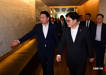 [포토] 간담회장 이동하는 우원식국회의장과 최태원 회장