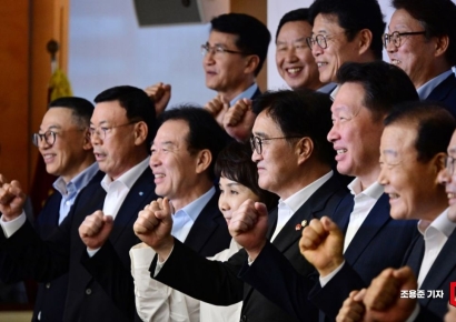 [포토] 파이팅 외치는 우원식 의장과 최태원 회장