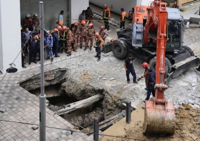 말레이 수도 한복판서 싱크홀 발생…관광객 추락 '날벼락'