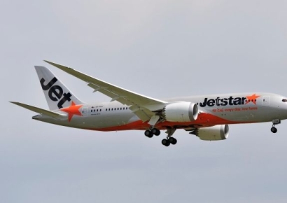 비행기 비상구 강제 개방해 날개 위 올라간 남성…"비행 중 전자담배도"