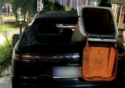 포르쉐 뒷 창문에 박힌 음식물 쓰레기통…파손 뒤 돌아와 운전석 열어보기도