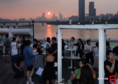 [포토] 노을 지는 한강을 보며 와인을 마시는 주말