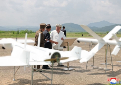 北, '자폭 무인기' 첫 공개…김정은 "핵어뢰도 만들라"