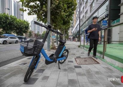 [포토] 인도에 '길막'하는 공유 전기자전거