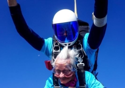 102번째 생일, 상공 2100m서 다이빙한 英 할머니
