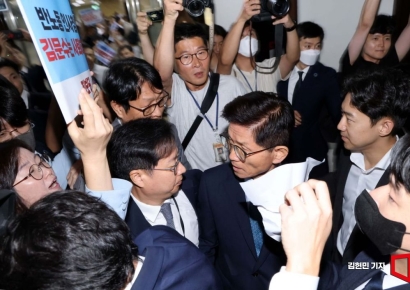 [포토] 항의 받으며 인사청문회 향하는 김문수 후보자