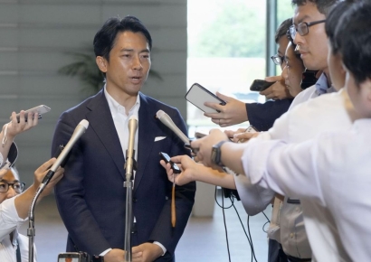 日 유력 총리후보 고이즈미 "'같은 세대' 김정은, 조건 없이 마주하길"