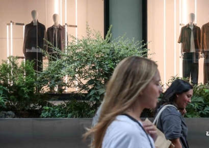 [포토] 의류매장 외벽에 전시된 가을옷