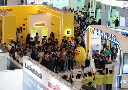 [포토] 핀테크 위크 둘러보는 김병환 금융위원장