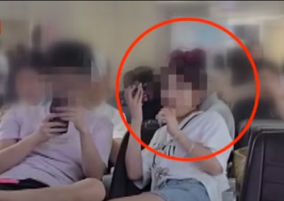 제주공항 어디선가 갑자기 하얀 연기가…中 관광객 전자담배 '뿜뿜'