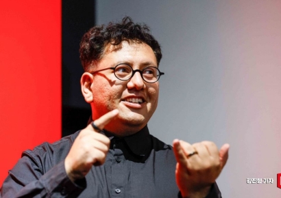 [포토] 전시 소개하는 미디어 아트 작가 레픽 아나돌