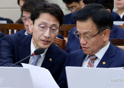 [포토] 대화하는 최상목-김윤상