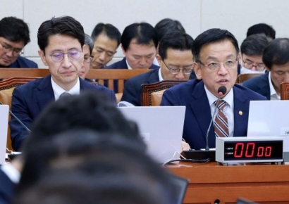 [포토] 최상목, 관치금융 논란에 "금융당국과 은행 간 소통과정"