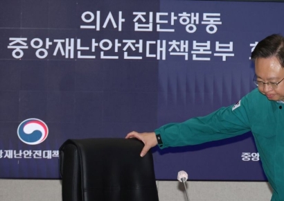 [포토] 보건의료노조 파업 관련 중대본 회의 참석한 조규홍 장관