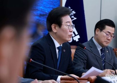 [포토] 돌아온 이재명 "지역화폐법 개정안 당론 추진할 것"