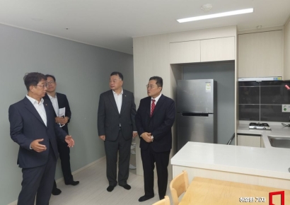 [포토] 청년주택 게스트하우스 둘러보는 국토부장관
