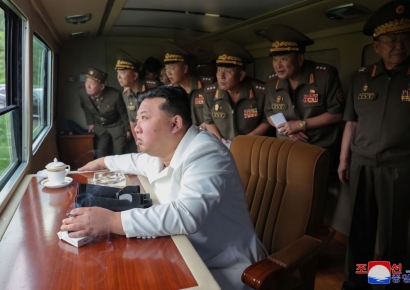 김정은, '신형 방사포' 과시…러시아 전장 공급하나