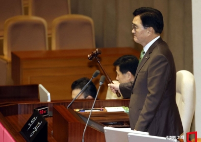 [포토] 의사봉 두드리는 우원식 국회의장