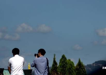 [포토] 카메라에 담는 파란 가을빛