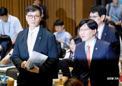 [포토] 컨퍼런스장 들어서는 이창용 총재-김소영 부위원장