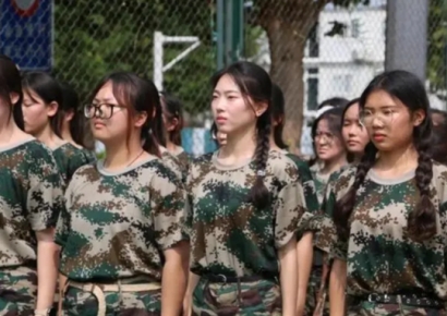 공부 열심히 해서 명문대 왔더니…군복 입고 총 쏘는 中 신입생들