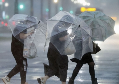 '초강력 태풍' 산산, 일본 상륙…"규슈 남부에 1천㎜ 폭우 우려"