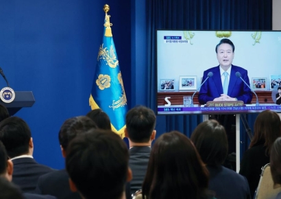 윤 대통령 "의대 모집 차질 없어…상급병원, 전문의·PA간호사 중심 개편"