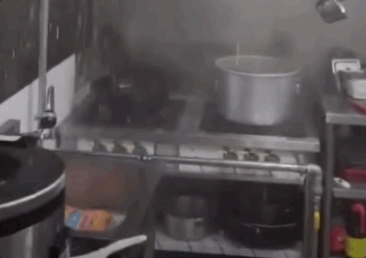 식당서 조리하다 스프링클러 '물벼락'…상가주인 "불 써서 그래요"