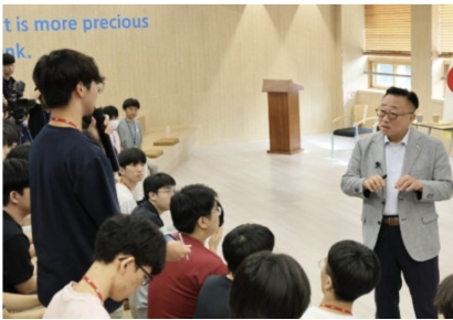 '갤럭시 전설' 고동진 의원에 "삼성 입사 꿀팁" 물은 학생들