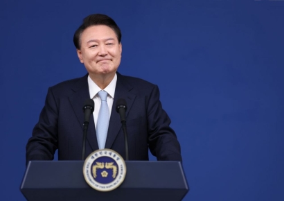 초심 다지듯 하늘색 넥타이 尹…"쉬운 길 가지 않겠다"며 개혁 의지