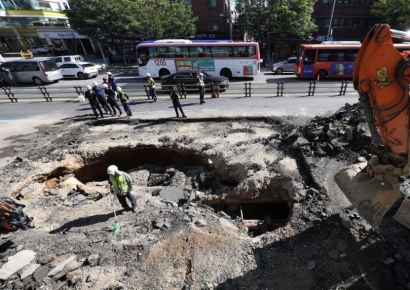 [포토] 씽크홀 발생한 연희동 한 차도