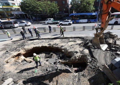 [포토] 씽크홀 긴급 복구 공사, 부상자 이송