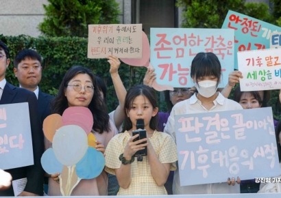 [포토] 기후 위기 대응 헌재 판단 입장 발표하는 한제아 아기기후소송 청구인