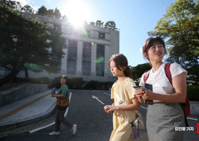[포토] 대심판정 나서는 아기기후소송 청구인 