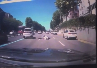 갑자기 검은 구멍으로 90도 누워 빨려들어가…연희동 싱크홀 영상보니