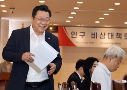 [포토] 밝은 표정으로 회의 참석하는 주형환 부위원장