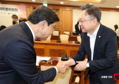 [포토] 악수하는 노연홍 위원장과 조규홍 장관