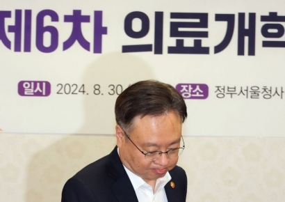 [포토] 의료개혁특위 참석하는 조규홍 장관