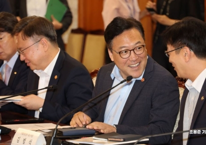 [포토] 대화하는 김병환 위원장, 김범석 기재부1차관