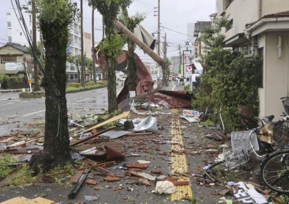 태풍 '산산' 日규슈 휩쓸고 동진…수도권도 비 피해 속출