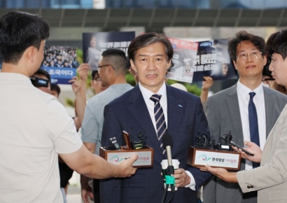 "제2의 '논두렁 시계' 공세 시작될 것"…조국, 文 향한 수사 비판