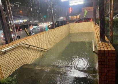 물에 잠긴 지하철역·발 묶인 비행기…태풍 '산산' 관통한 일본