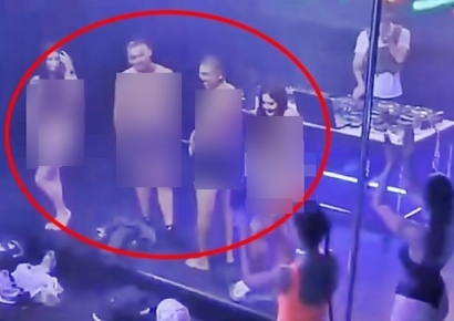 "다 벗으면 아이폰"…대피소 건물서 황당행사 열었다 러 전역 '공분'